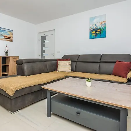 Vujeva By Interhome Vir